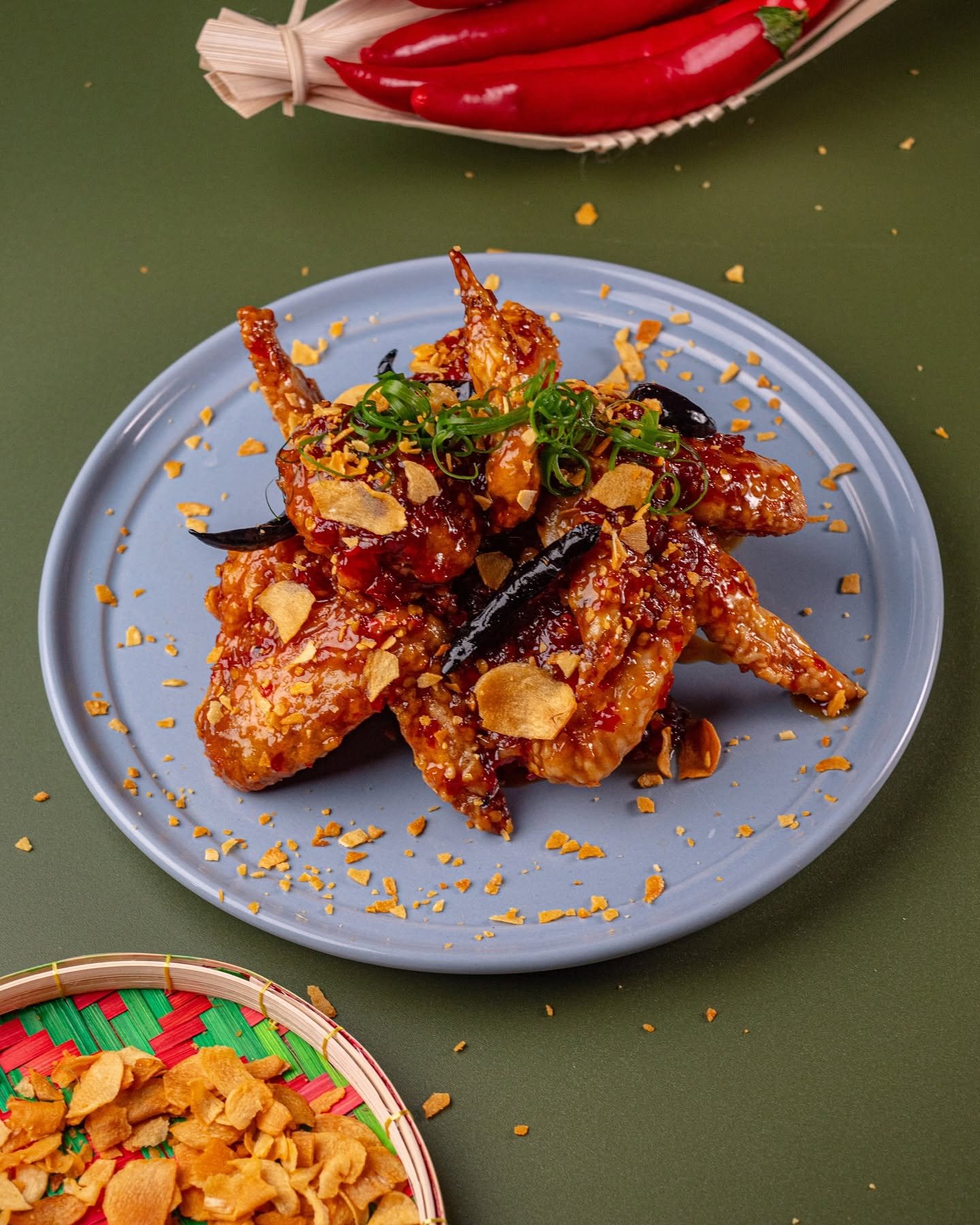 Fried chicken wings with toasted garlic and dried chili